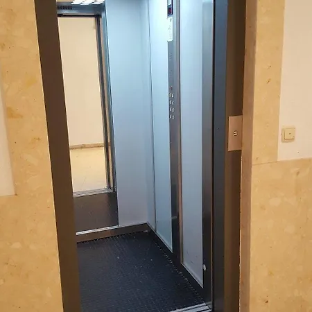 아파르타멘토스 플라자 *